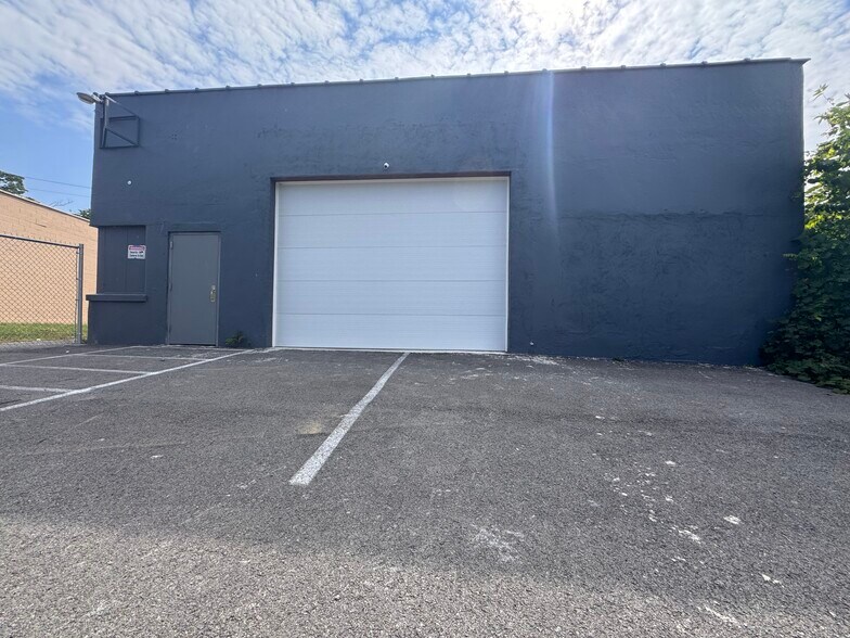 More Photos Of 19 Silver St, Rochester Distribution For Sale