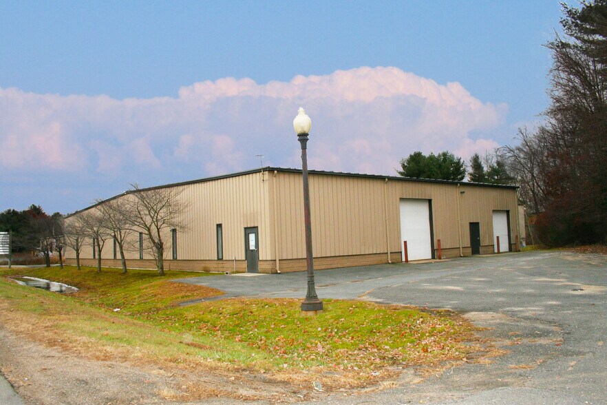 More Photos Of 121 Summit Lock Rd, Westfield Warehouse For Lease