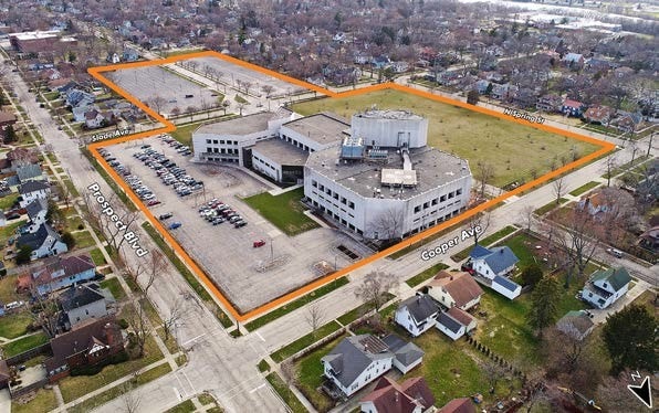 More Photos Of 901-934 Center St, Elgin Hospital For Sale