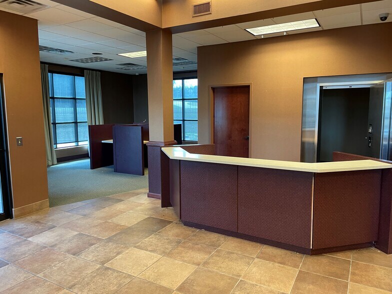 More Photos Of 139 Plaza Dr, Brandon Bank For Sale