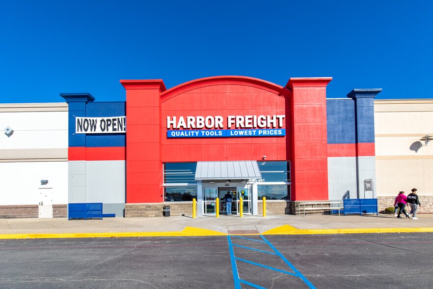 More Photos Of 951 E Lewis and Clark Pky, Clarksville Unknown For Lease