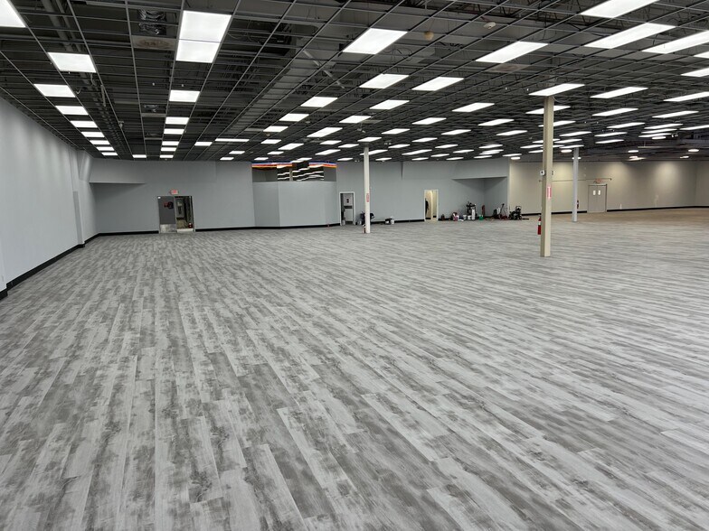 More Photos Of 1194 N Kinzie Ave, Bradley General Retail For Lease