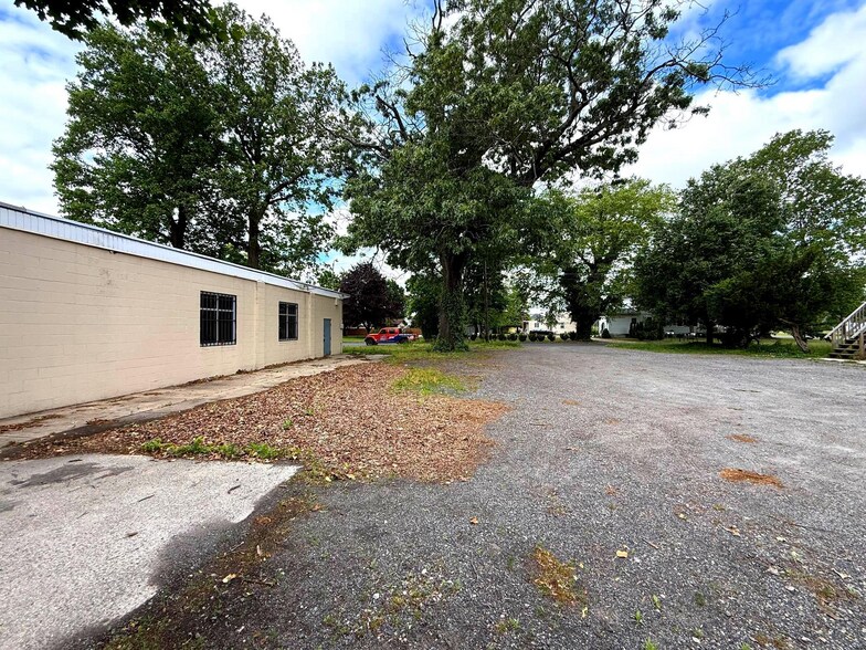 More Photos Of 407 S West Blvd, Landisville Warehouse For Lease