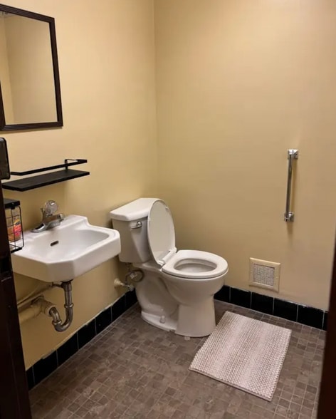 More Photos Of 605 E 4th Ave, Brodhead Office For Sale