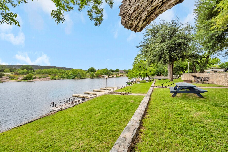 More Photos Of 408 Clen Oak Pkwy, Burnet Hospitality For Sale
