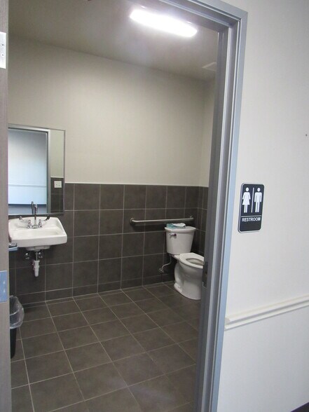 More Photos Of 595 W FM 120, Pottsboro Office For Lease