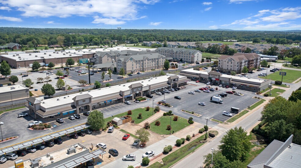 More Photos Of 4408 W Walnut St, Rogers Unknown For Lease