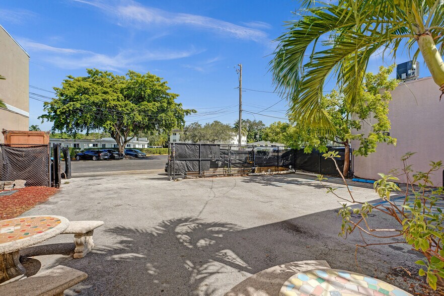 More Photos Of 12831 W Dixie Hwy, North Miami Freestanding For Sale