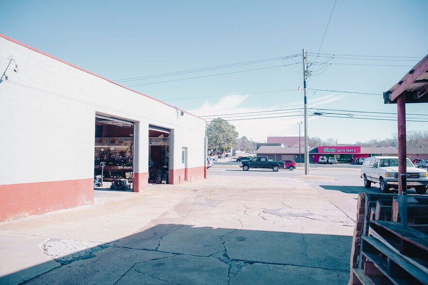 More Photos Of 601 S School Ave, Fayetteville Auto Repair For Sale