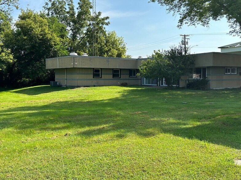 More Photos Of 711 N 1st St, Dekalb Office For Lease