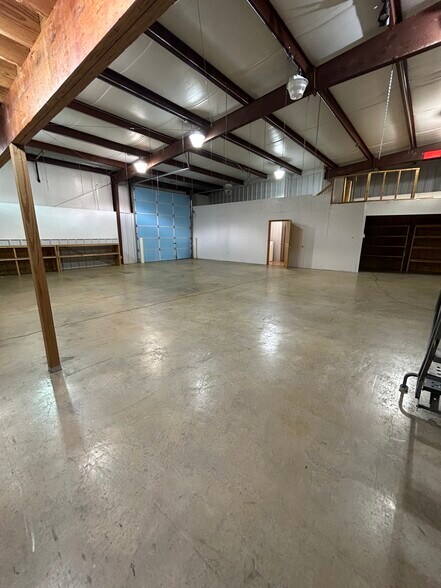 More Photos Of 913 Upward Rd, Flat Rock Warehouse For Lease
