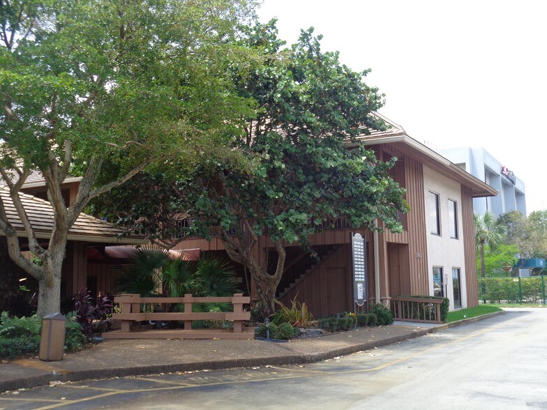 More Photos Of 7800 W Oakland Park Blvd, Sunrise Medical For Lease