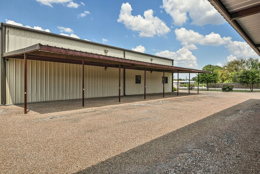 More Photos Of 202 Daisy Dr, Granbury Manufacturing For Sale