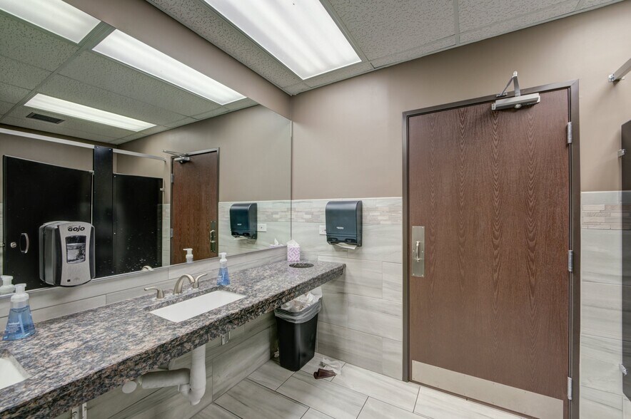 More Photos Of 19600 E Parker Square Dr, Parker Office For Lease