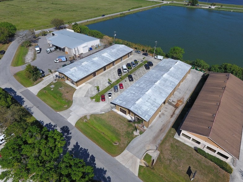 More Photos Of 279-299 Interstate Ct, Sarasota Warehouse For Lease