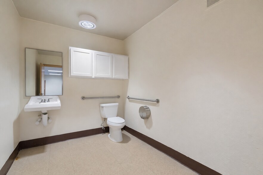 More Photos Of 125 W Exchange Pl, Kalamazoo Medical For Lease