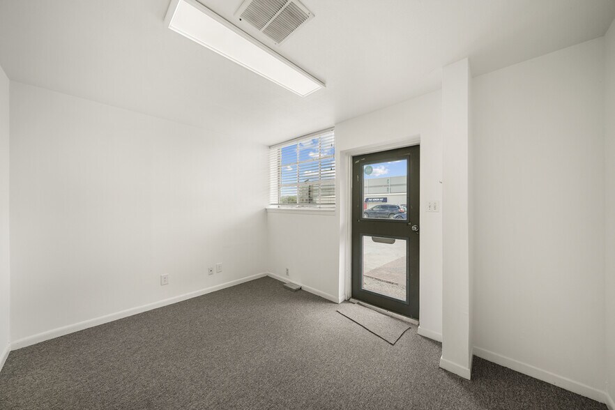 More Photos Of 4229 Bellaire Blvd, Houston Warehouse For Lease