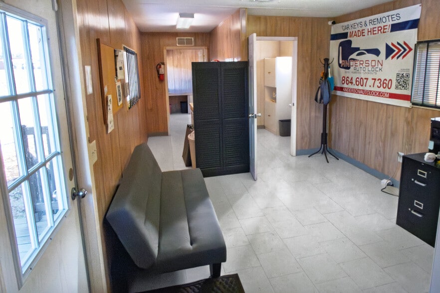 More Photos Of 207 Manley Dr, Anderson Office Residential For Sale