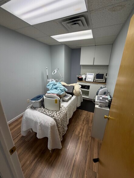 More Photos Of 204-208 S Main St, Manville Medical For Lease