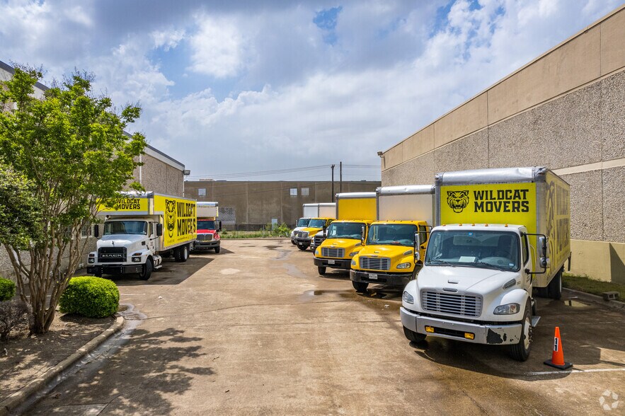 More Photos Of 4545 Spring Valley Rd, Farmers Branch Warehouse For Lease