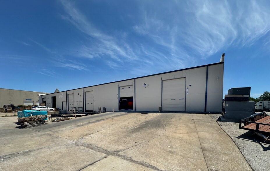 More Photos Of 200-212 Crafton Dr, O'Fallon Warehouse For Lease
