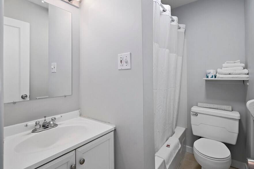 More Photos Of 1411 9th St, Rock Springs Hotel For Sale