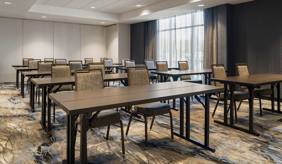 More Photos Of 10495 Crosspoint Blvd, Indianapolis Hotel For Sale