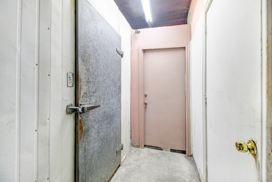 More Photos Of 1710 Lake St, Glendale Convenience Store For Sale