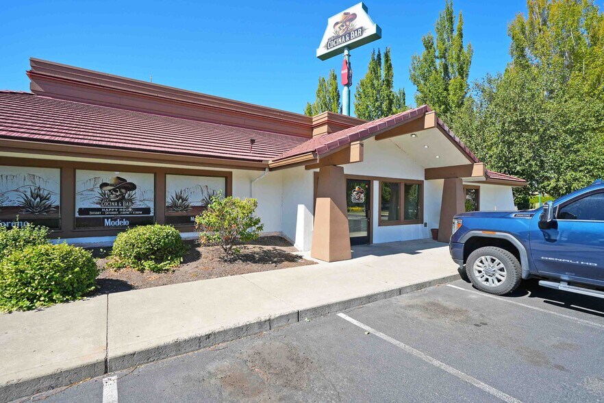 More Photos Of 1401 Lakeside Ct, Yakima Restaurant For Lease
