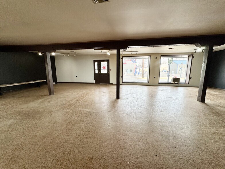 More Photos Of 16 E Bridge St, Spring City Warehouse For Lease