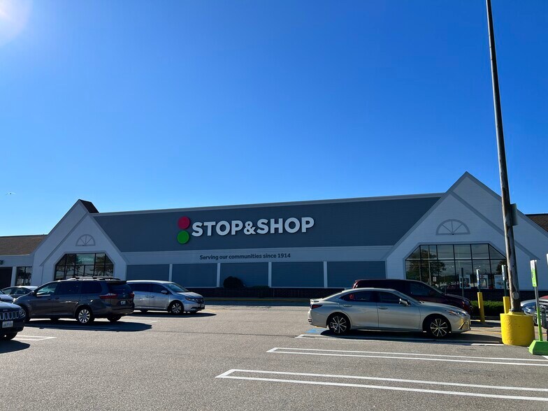 Primary Photo Of 1360 W Main Rd, Middletown Unknown For Lease