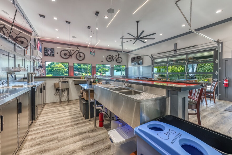 More Photos Of 640 E Maple St, Johnson City Bar For Sale