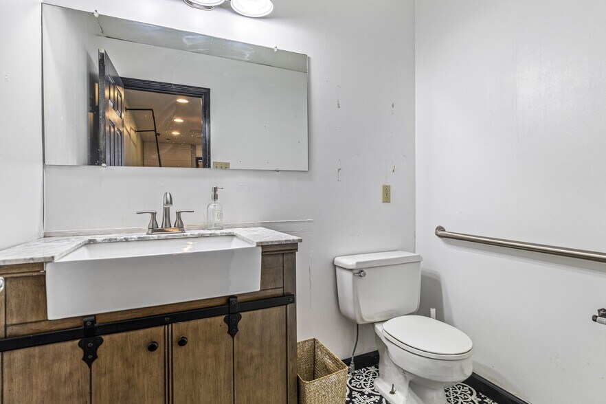 More Photos Of 1421 E Main St, Park Hills Flex For Sale