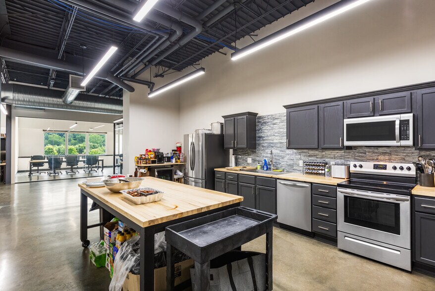 More Photos Of 1215 W 12th St, Kansas City Flex For Lease