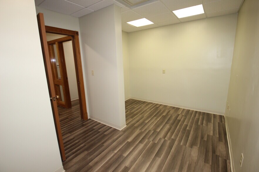 More Photos Of 8355 Rockville Rd, Indianapolis Office For Lease