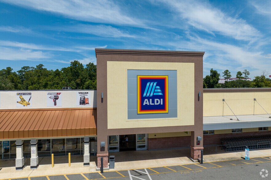 More Photos Of 10950-10960 San Jose Blvd, Jacksonville Storefront For Lease