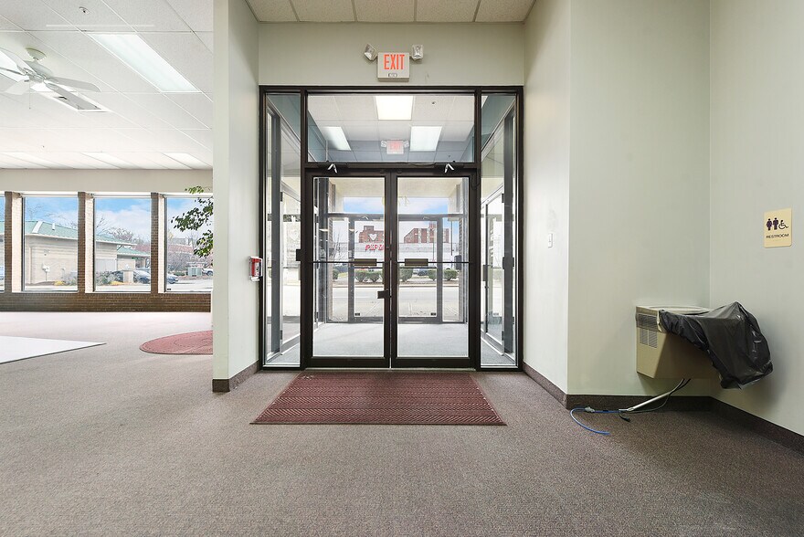 More Photos Of 4749 Baum Blvd, Pittsburgh Showroom For Lease