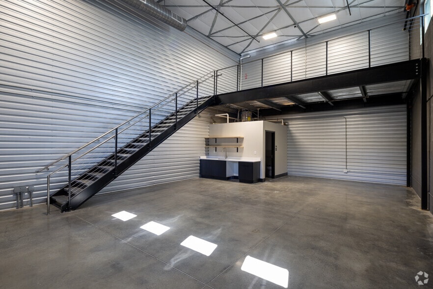 More Photos Of 5705-5725 Stables Way, Alpharetta Showroom For Lease