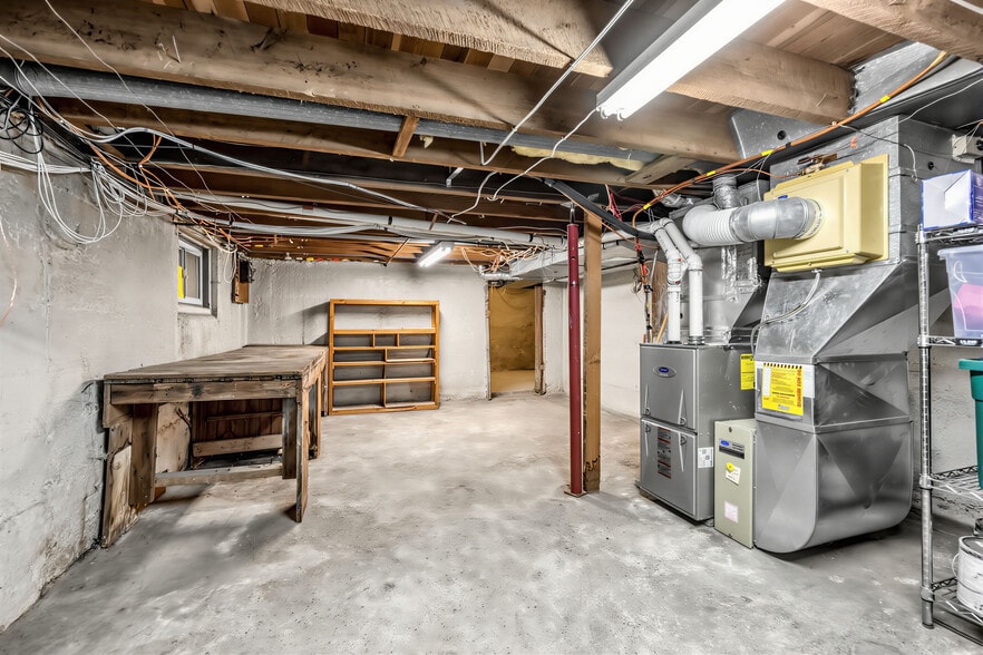 More Photos Of 3569 Cawthra Rd, Mississauga Office For Sale