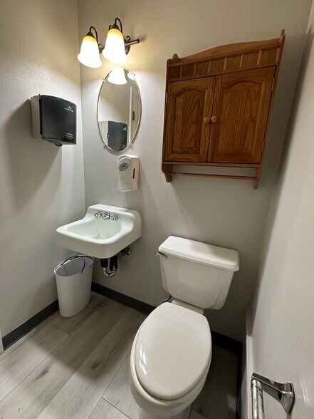 More Photos Of 1401 Applewood Dr, Dalton Medical For Lease