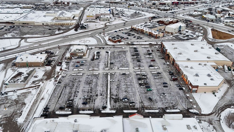 More Photos Of 4701 SE 1st Ave, Cedar Rapids General Retail For Lease