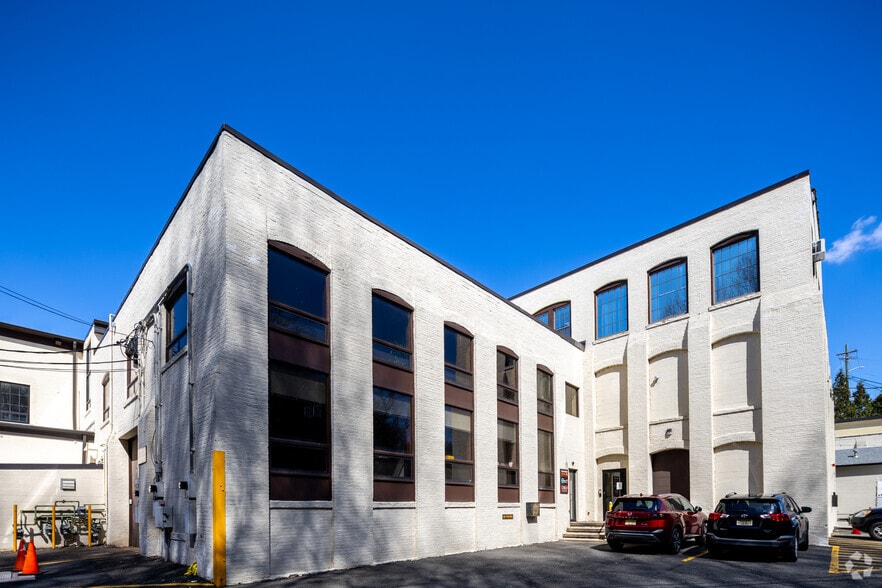 More Photos Of 1 Hollywood Ave, Ho-Ho-Kus Warehouse For Lease