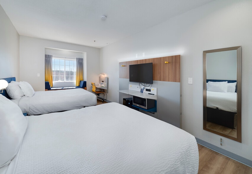 More Photos Of 195 Country Club Dr, Stockbridge Hotel For Sale