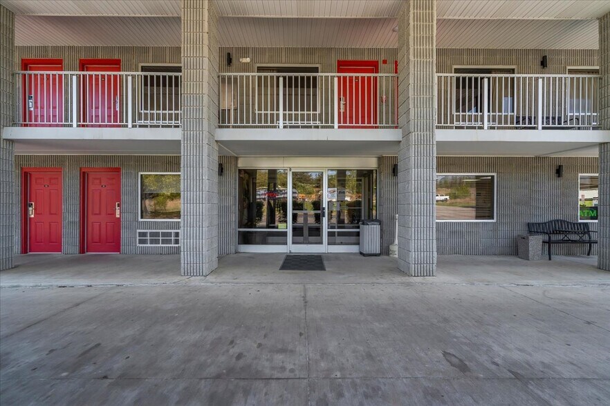 More Photos Of 182 Quillen Chapel Service Rd, Campton Hotel For Sale