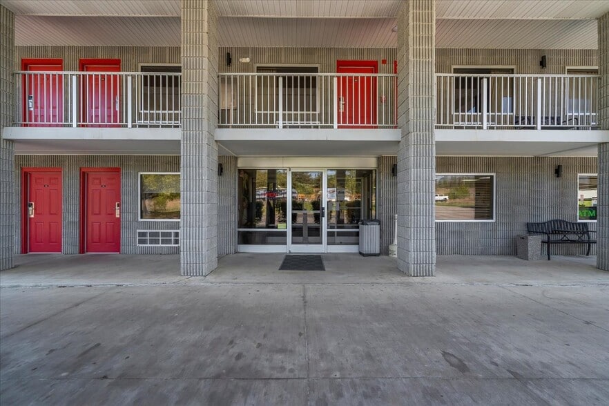 More Photos Of 182 Quillens Chapel Rd, Campton Hotel For Sale