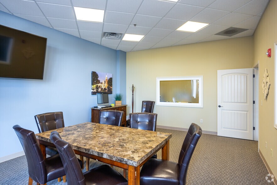More Photos Of 6903 W 135th St, Overland Park General Retail For Lease