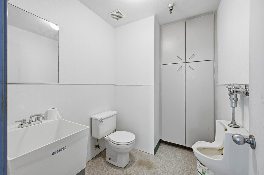 More Photos Of 12150 Charles Dr, Grass Valley Warehouse For Sale