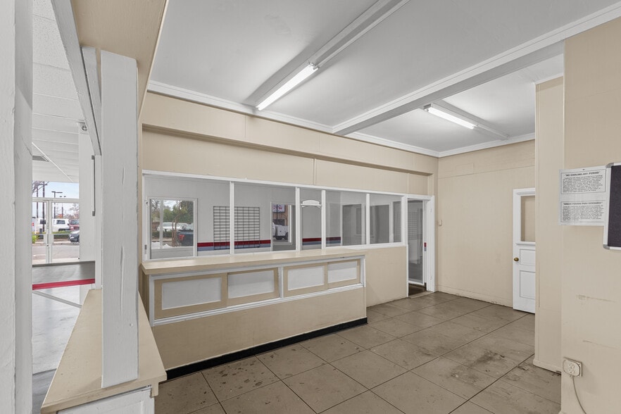 More Photos Of 440 Riverside Ave, Roseville Auto Dealership For Lease
