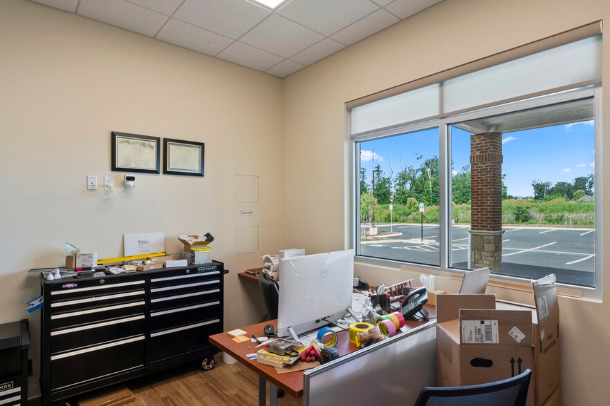 More Photos Of 42525 Tall Cedars Pkwy, Chantilly Schools For Lease