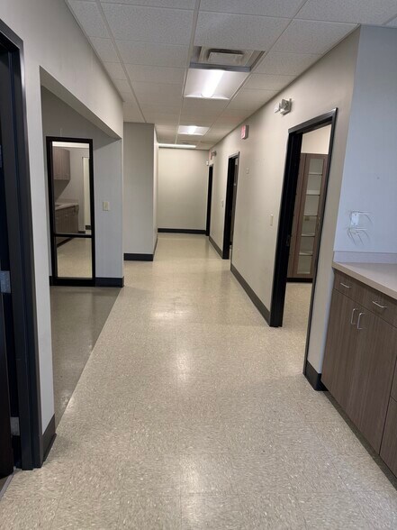 More Photos Of 209 E Emory Rd, Powell Medical For Lease